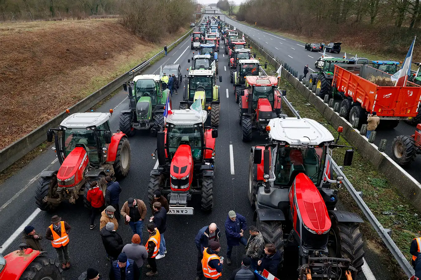 Fransız Çiftçiler, Paris’i Traktörlerle Kuşatmaya Başladı!