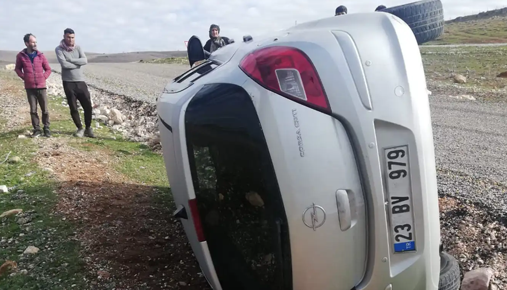 Diyarbakır’da kontrolden çıkan otomobil takla attı