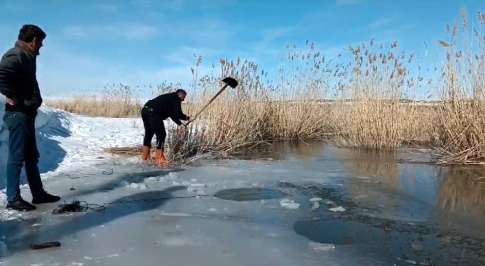 Donan Derede Buzu Kırıp Balık Avlıyorlar
