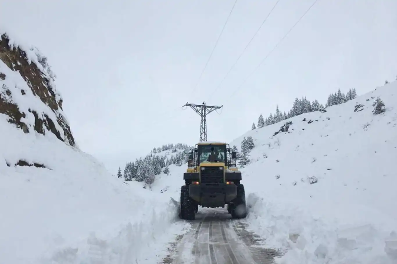 Kar nedeniyle yüzlerce yol ulaşıma kapandı