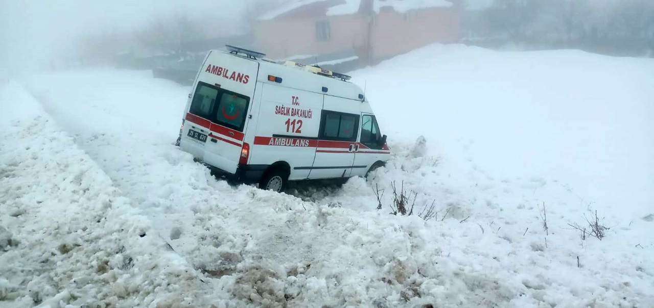 Hasta nakli yapan ambulans yoldan çıktı!