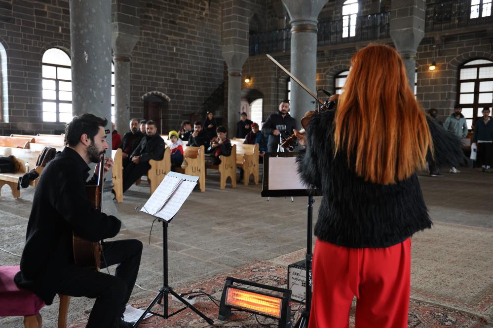 Diyarbakır’daki Asırlık Kilisede Klasik Müzik Konseri!