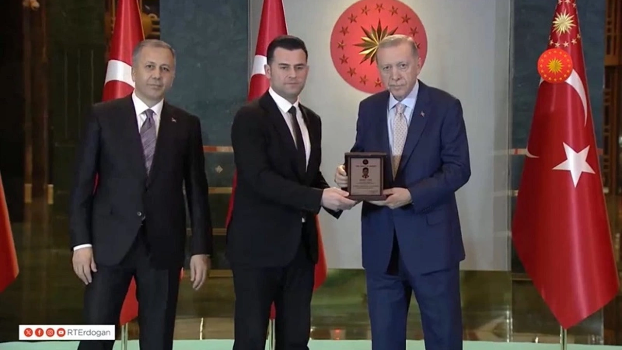 Diyarbakır Kayyımına “Yılın İdarecisi” Ödülü! Erdoğan’ın Elinden Aldı