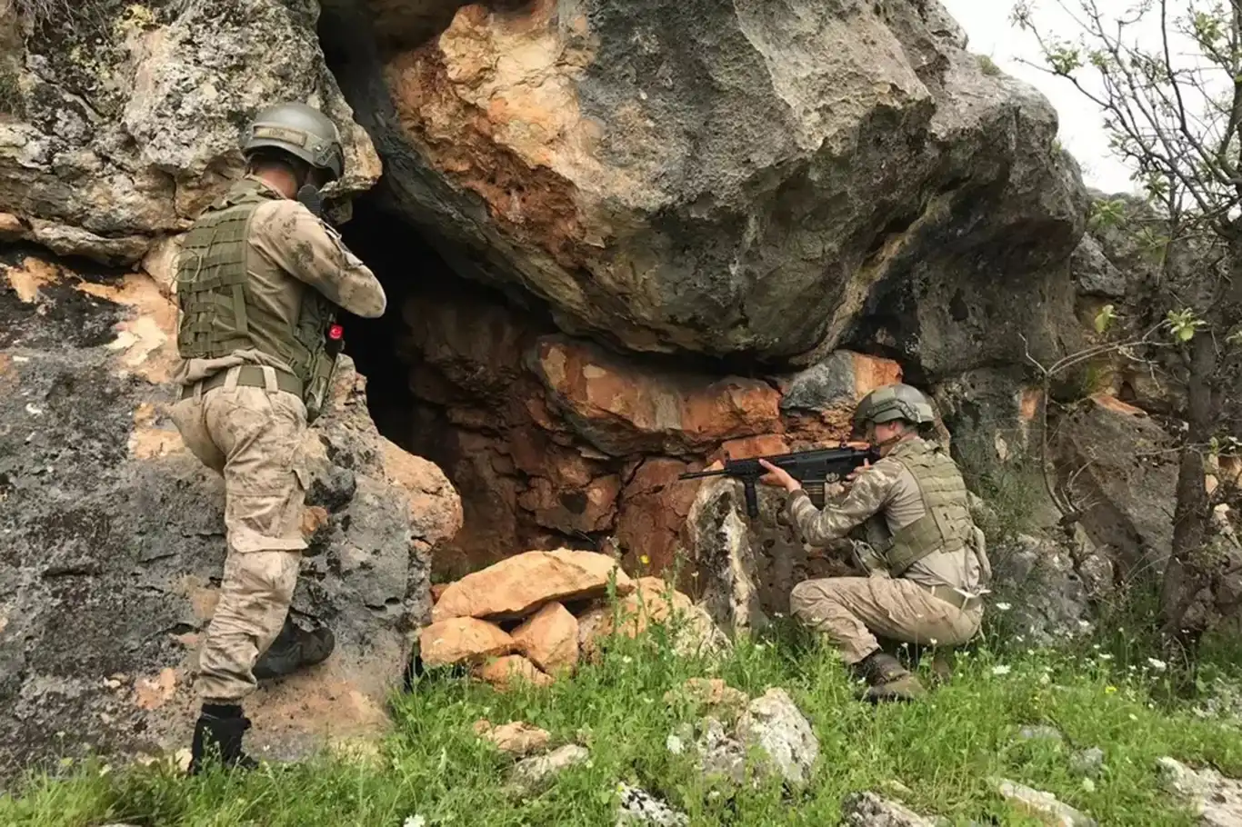 8 katlı PKK mağarası imha edildi!
