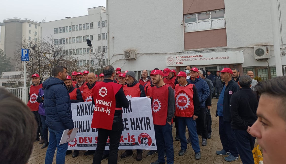 Sağlık emekçileri Diyarbakır’da zorunlu emekliliğe hayır dedi!