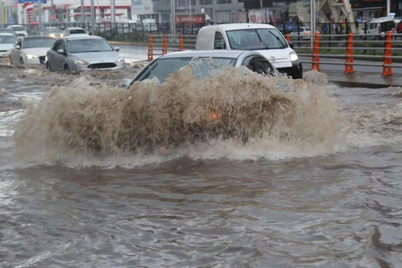 Diyarbakır’ın o caddesinde artık yağışlarda su birikmeyecek!