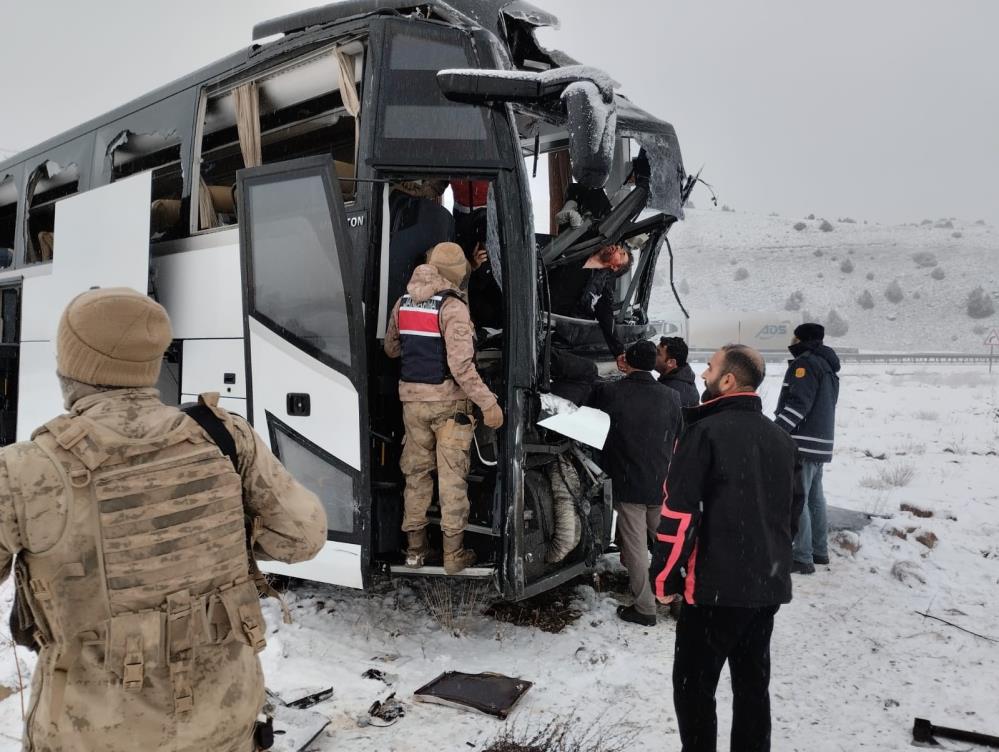 Yolcu otobüsü kaza yaptı ölü ve yaralılar var!