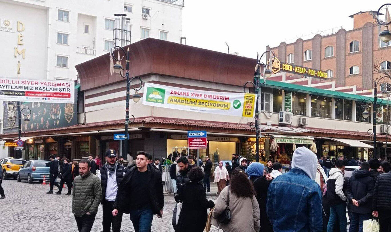 Diyarbakır caddelerine "Anadilimi Seçiyorum" pankartları asıldı