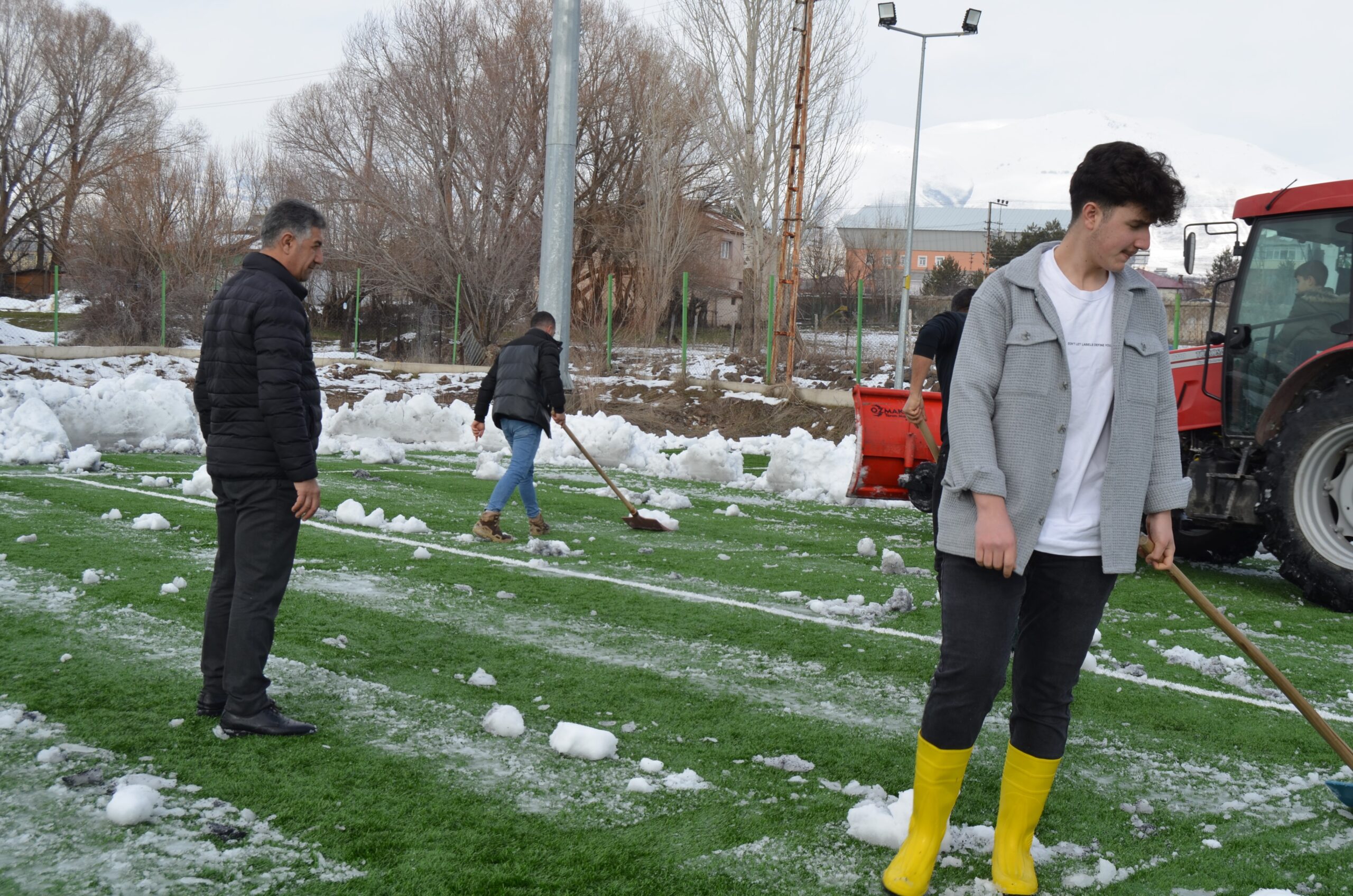 Diyarbakır takımının maçı öncesi karla kaplı saha temizlendi