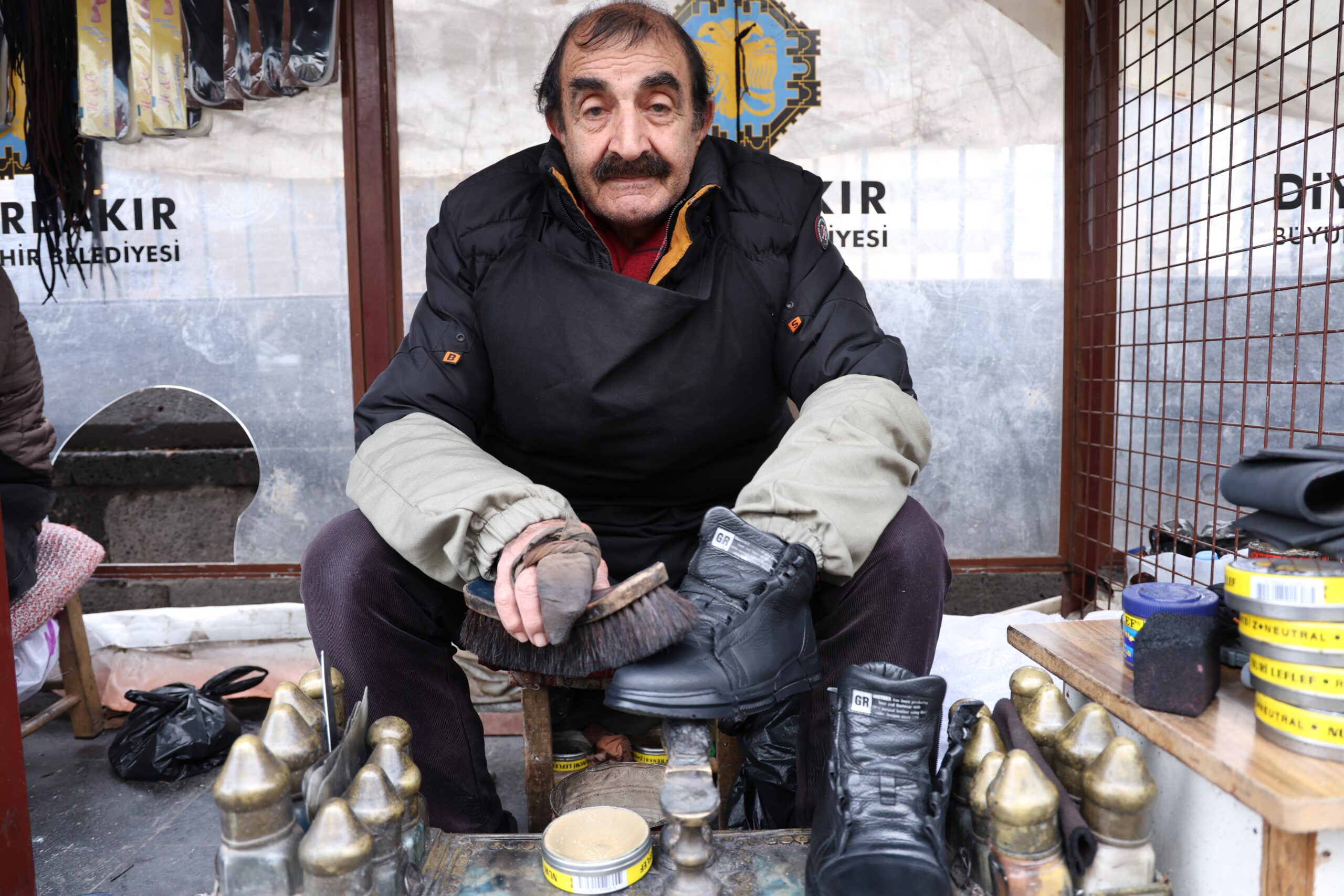 Diyarbakır’da 46 yıldır aynı yerde ayakkabı boyuyor!