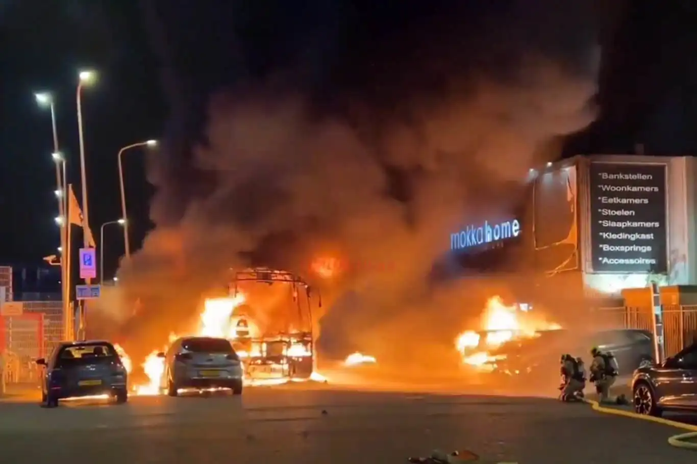 Hollanda’da şiddet olayları artıyor: Araçlar ateşe verildi
