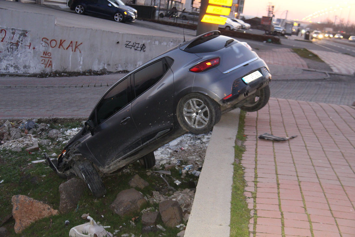 Diyarbakır'da kazaya karışan araç duvardan aşağı sarktı