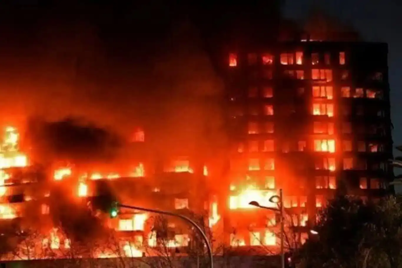 Bina yangınında ölü sayısı 10’a yükseldi