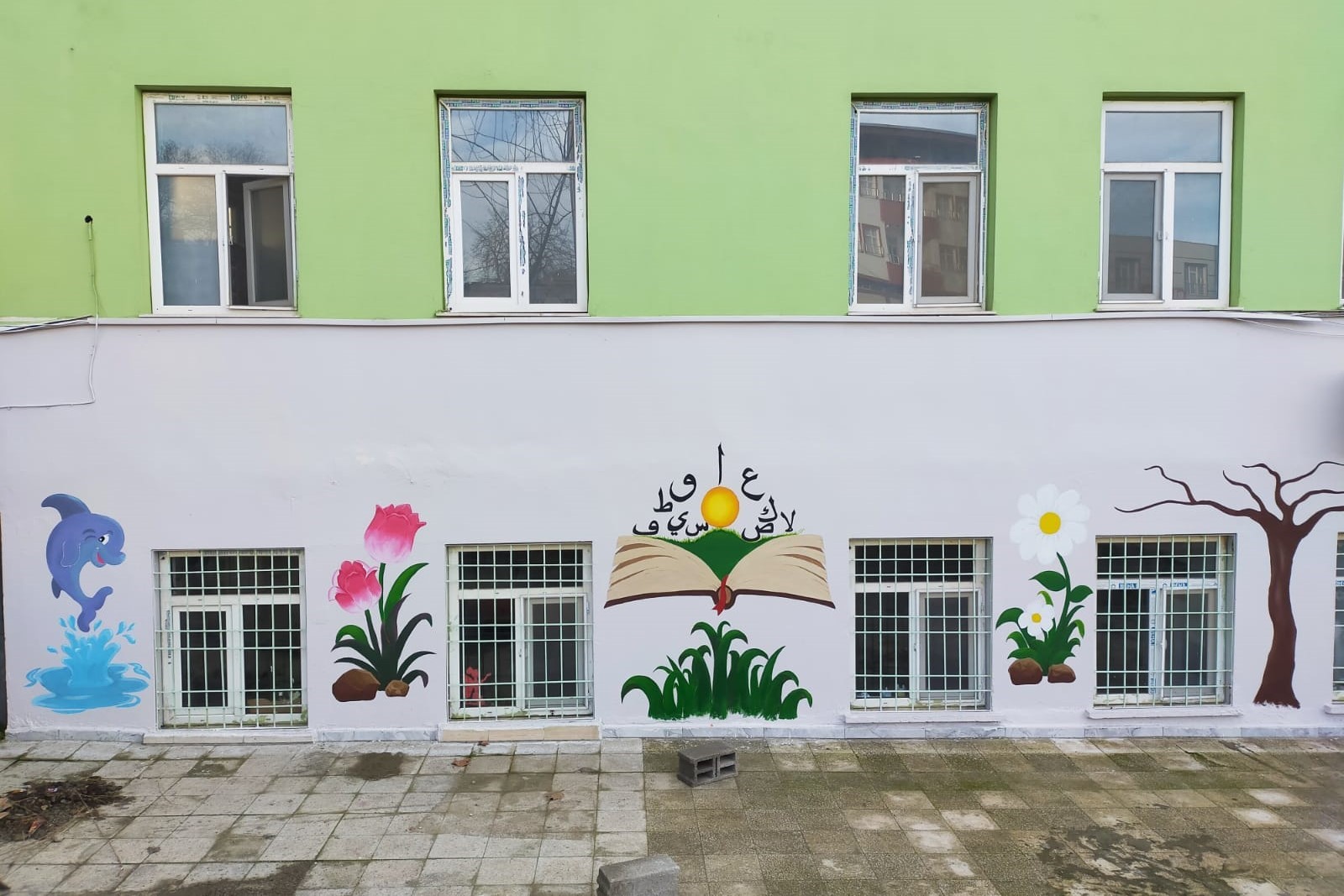 Diyarbakır’da resim öğretmeni bahçe duvarını renklendirdi