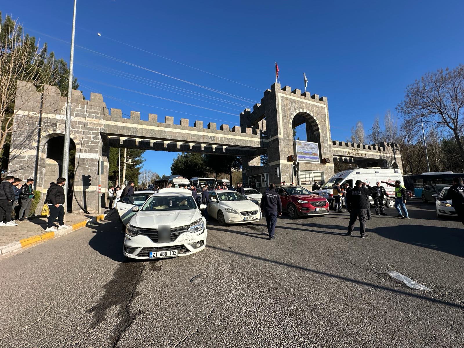 Diyarbakır’da 6 aracın birbirine girdiği zincirleme kazada 12 kişi yaralandı