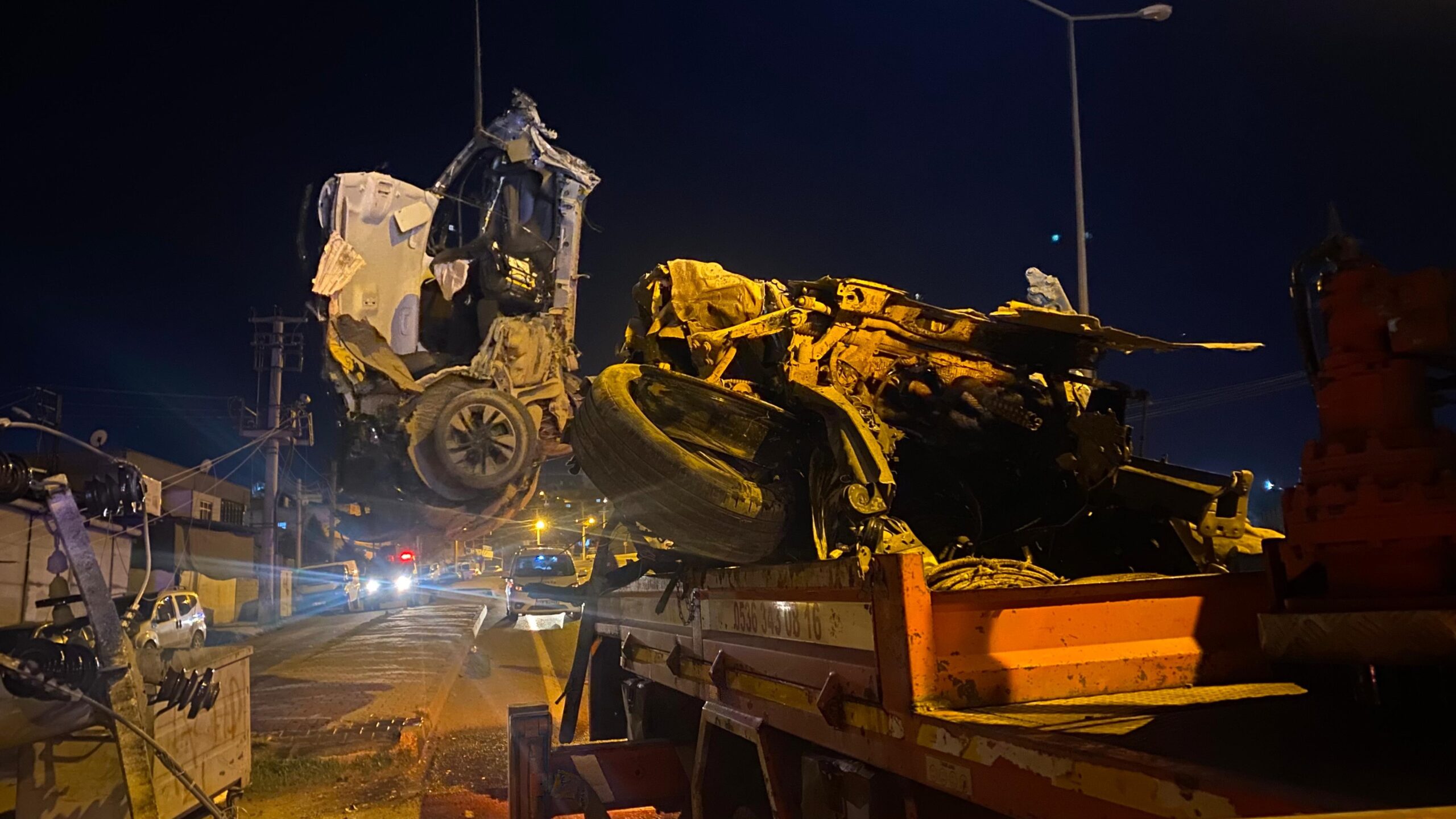 Diyarbakır’da direğe çarpan araç hurdaya döndü: 1 ağır yaralı