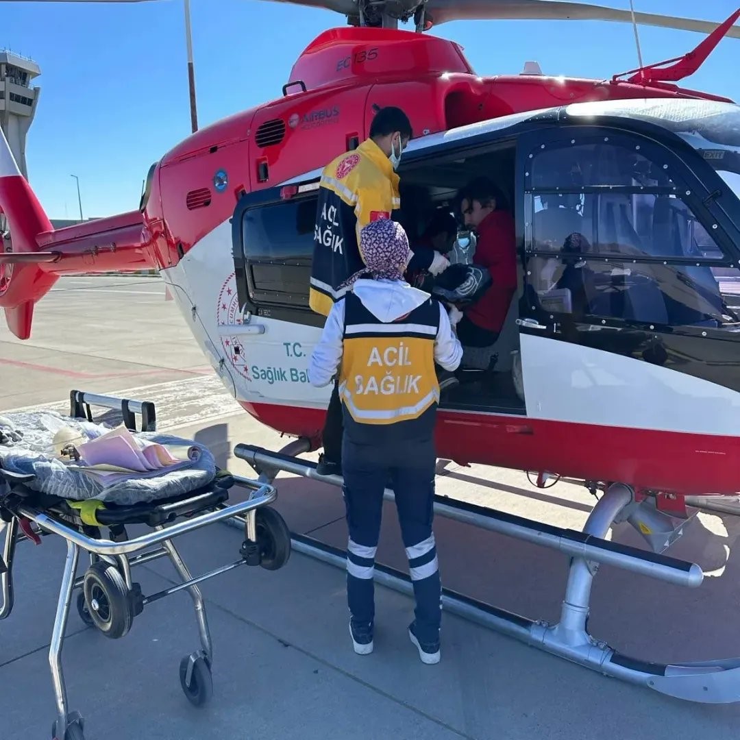Ambulans helikopter minik Emine bebek için havalandı
