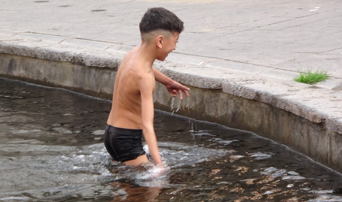 Diyarbakır’da çocuklar kışın ortasında havuza girdi!