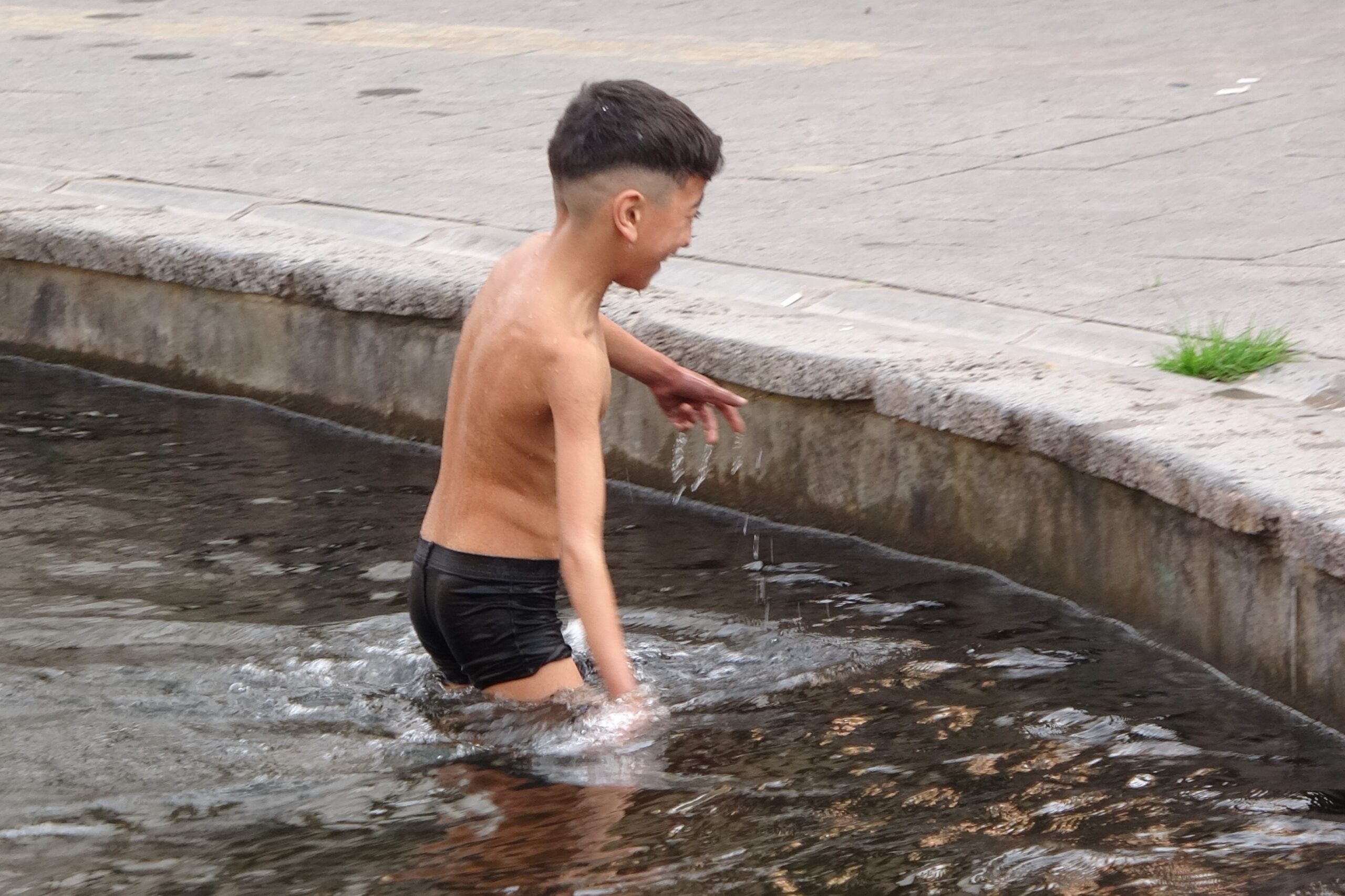 Diyarbakır’da çocuklar kışın ortasında havuza girdi!