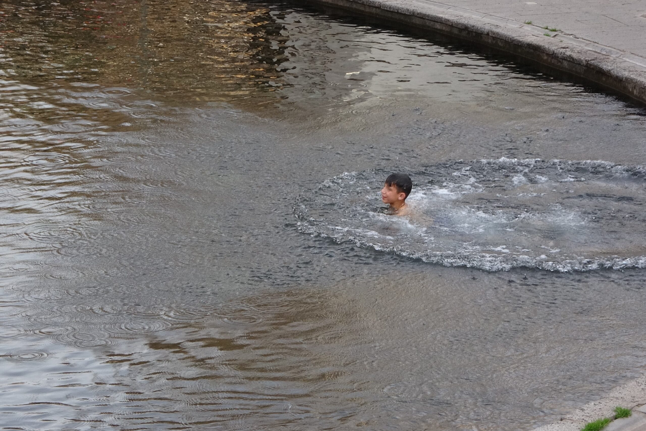 Diyarbakır'da çocuklar kışın ortasında havuza girdi!