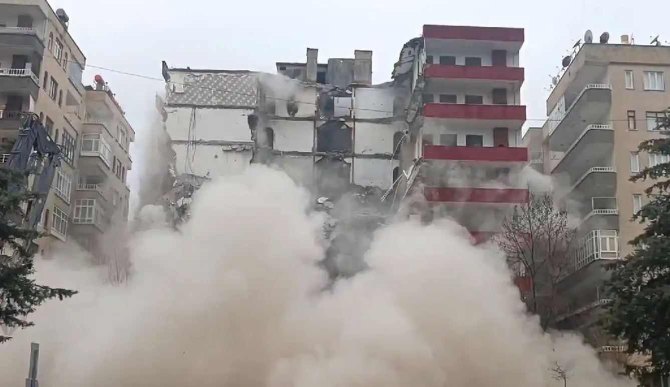 Diyarbakır’da ağır hasarlı bina kontrollü şekilde yıkıldı