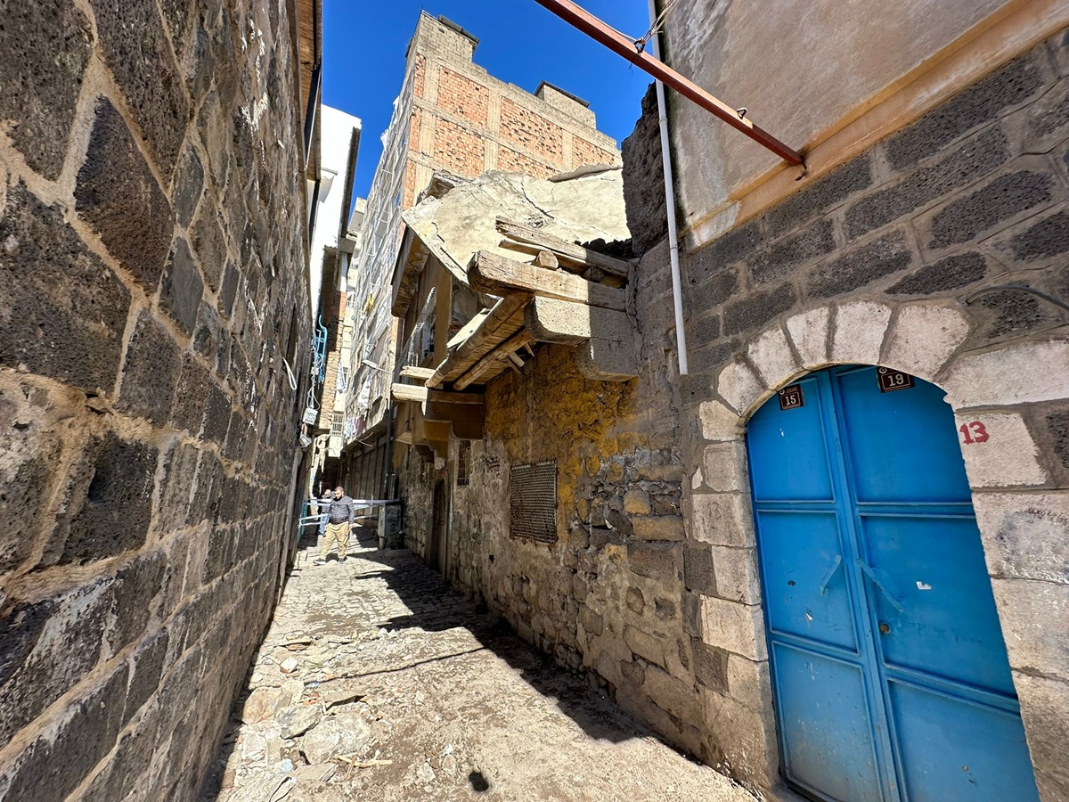 Diyarbakır’da Facianın Eşiğinden Dönüldü; Ağır Hasarlı Müstakil Evin Çatısı Çöktü