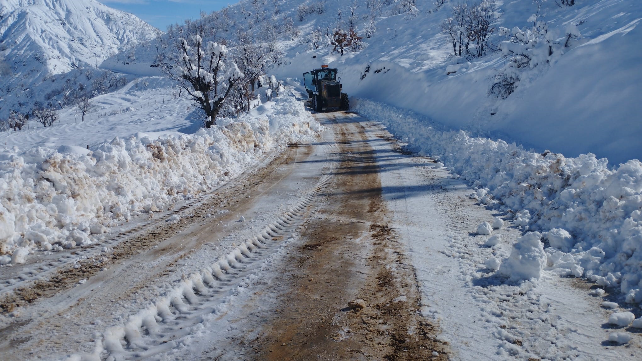 Diyarbakır’da Kardan Kapanan Köy ve Mezra Yolları Ulaşıma Açıldı!