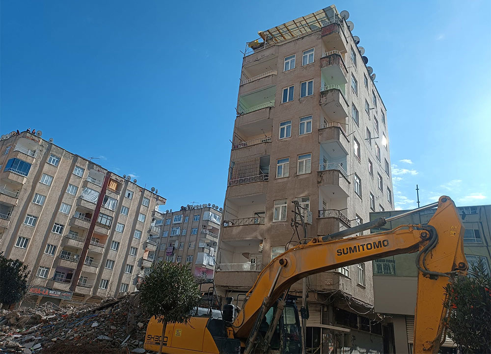 Diyarbakır’da yıkımı yapılan yapı sağlam binanın üzerine devrildi