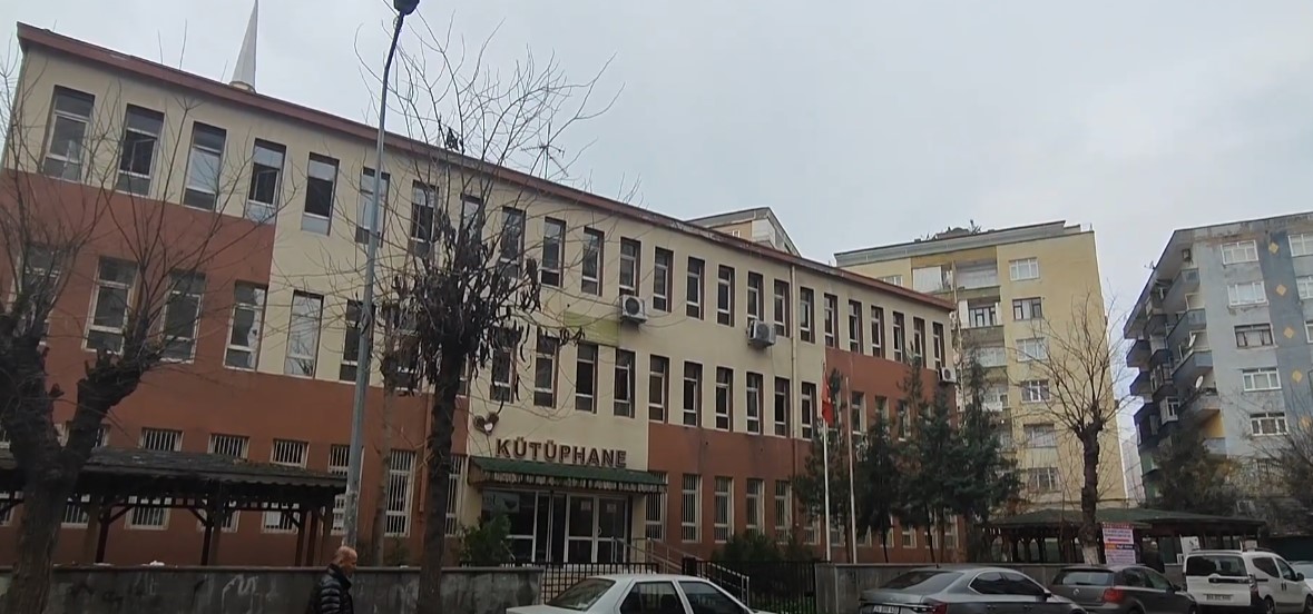 Diyarbakır’ın emektar kütüphanesi yıkıldı