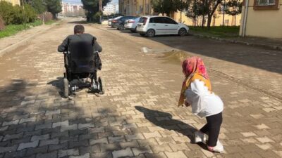 Her zorluğu aşan engelli çift birlikte gezme sorununu aşamıyor