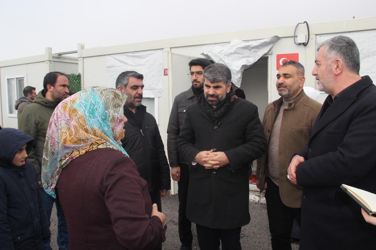 HÜDA PAR’ın Diyarbakır DBB Adayı Dinç, depremzede aileleri ziyaret etti