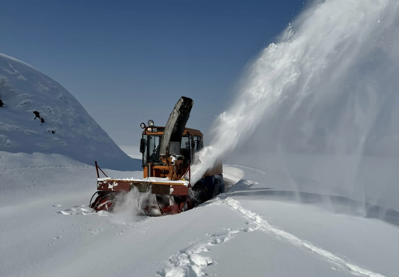 Köy yollarında kar temizleme çalışmaları sürüyor