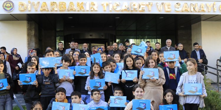 Diyarbakır’da Kürtçe seçmeli derse tablet desteği