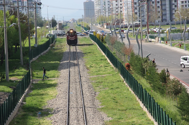 Diyarbakır’da demiryolundan geçmek isteyen