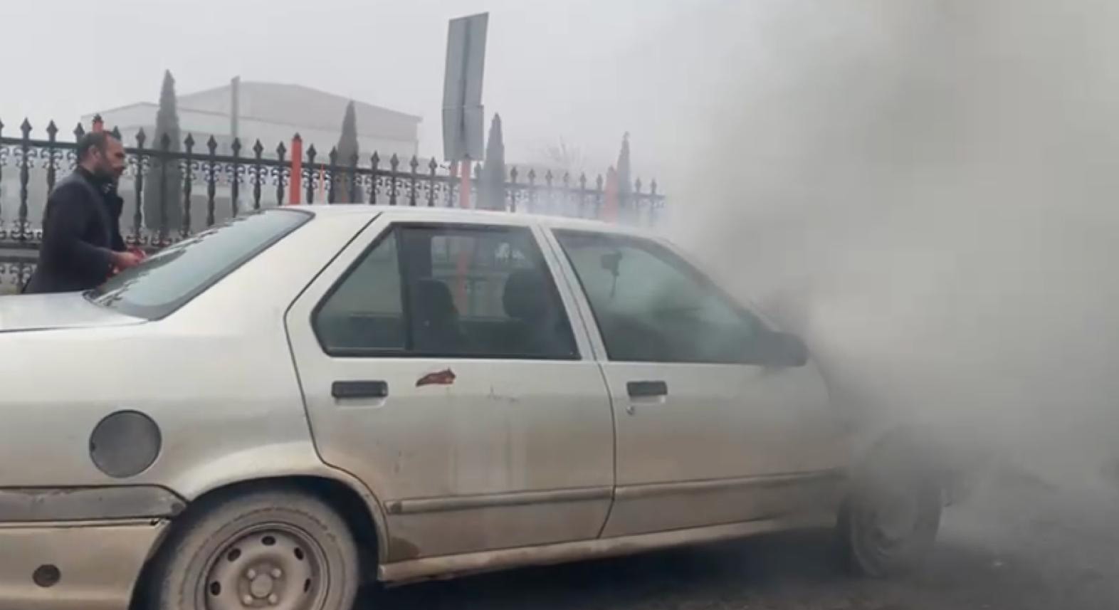 Diyarbakır’da trafikte ilerleyen araç alev alev yandı