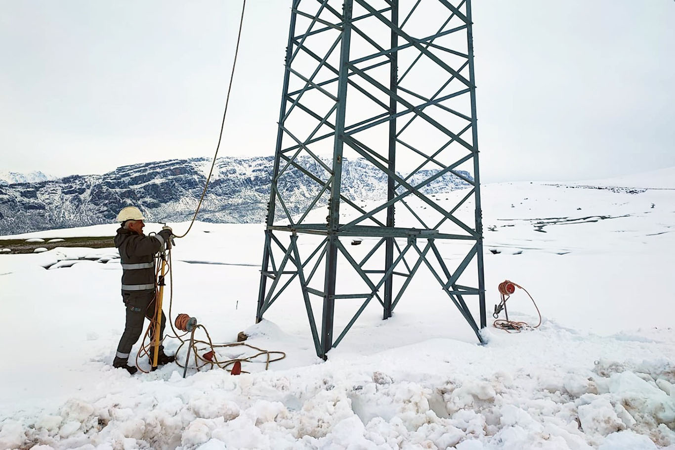 Elektriği olmayan 12 köy için 2 metre karda zorlu mesai  