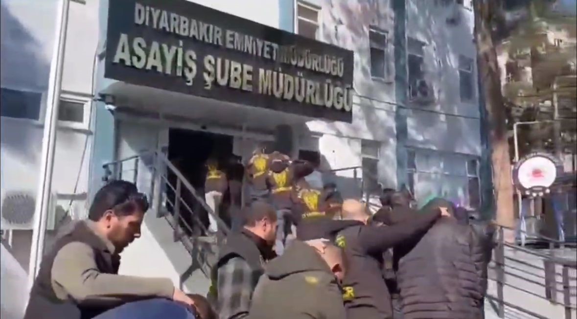 Diyarbakır merkezli  oto dolandırıcılığı yapan çete çökertildi: 20 tutuklama