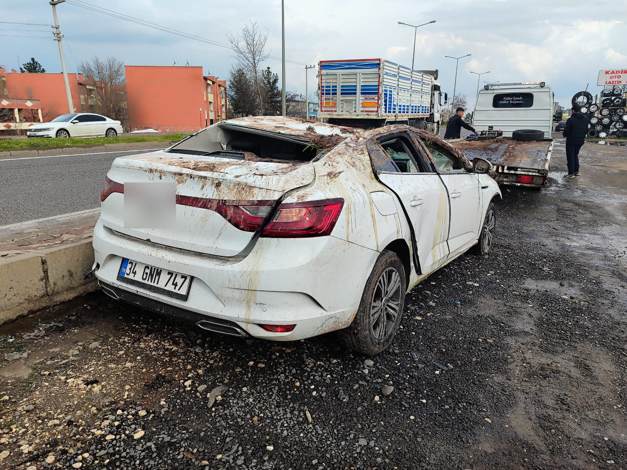 Diyarbakır’da feci kaza: Şarampole yuvarlanan otomobildeki  2 kişi  yaralandı!