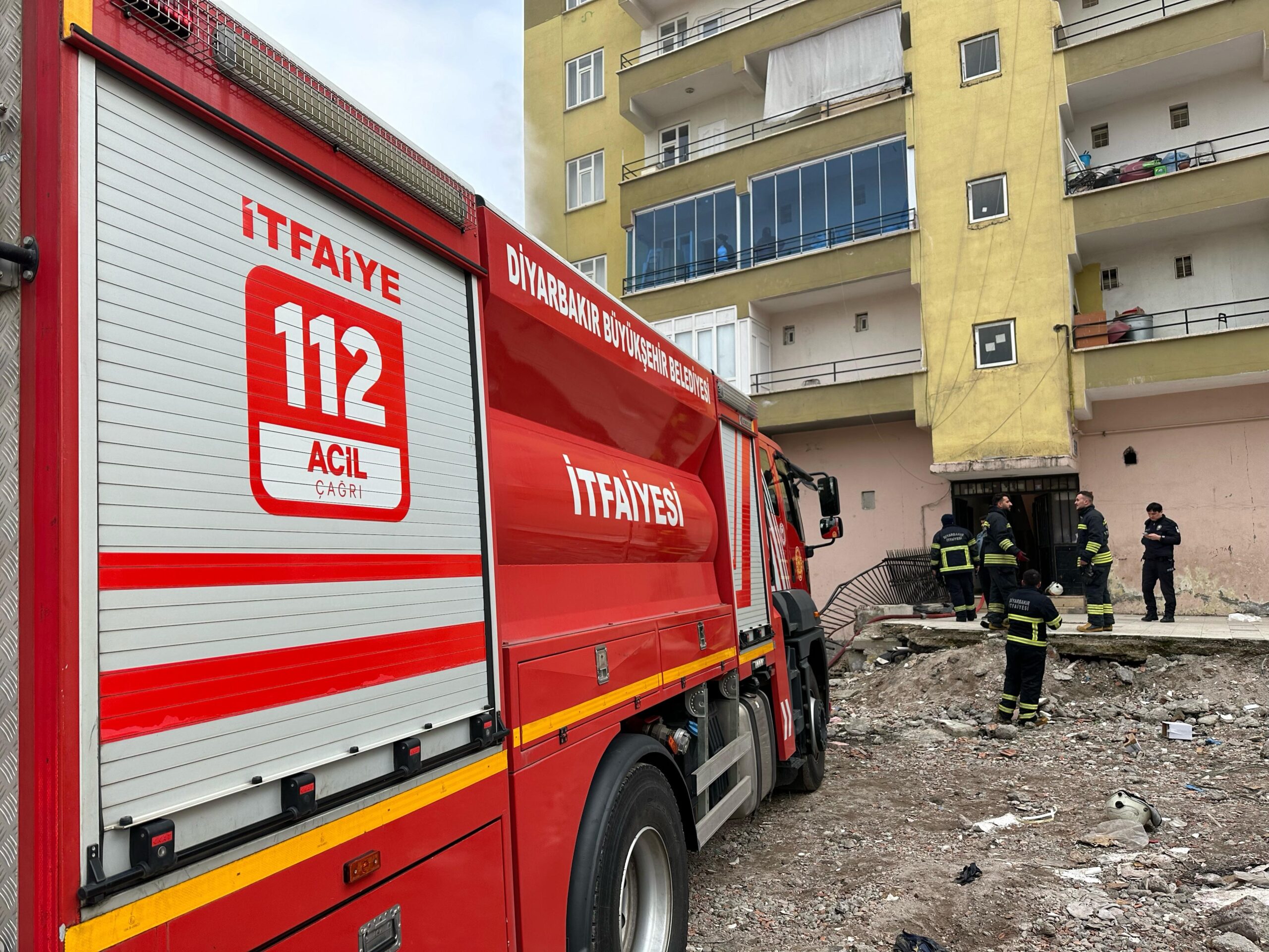 Diyarbakır’da ev alevlere teslim oldu: İtfaiye eri yaralandı