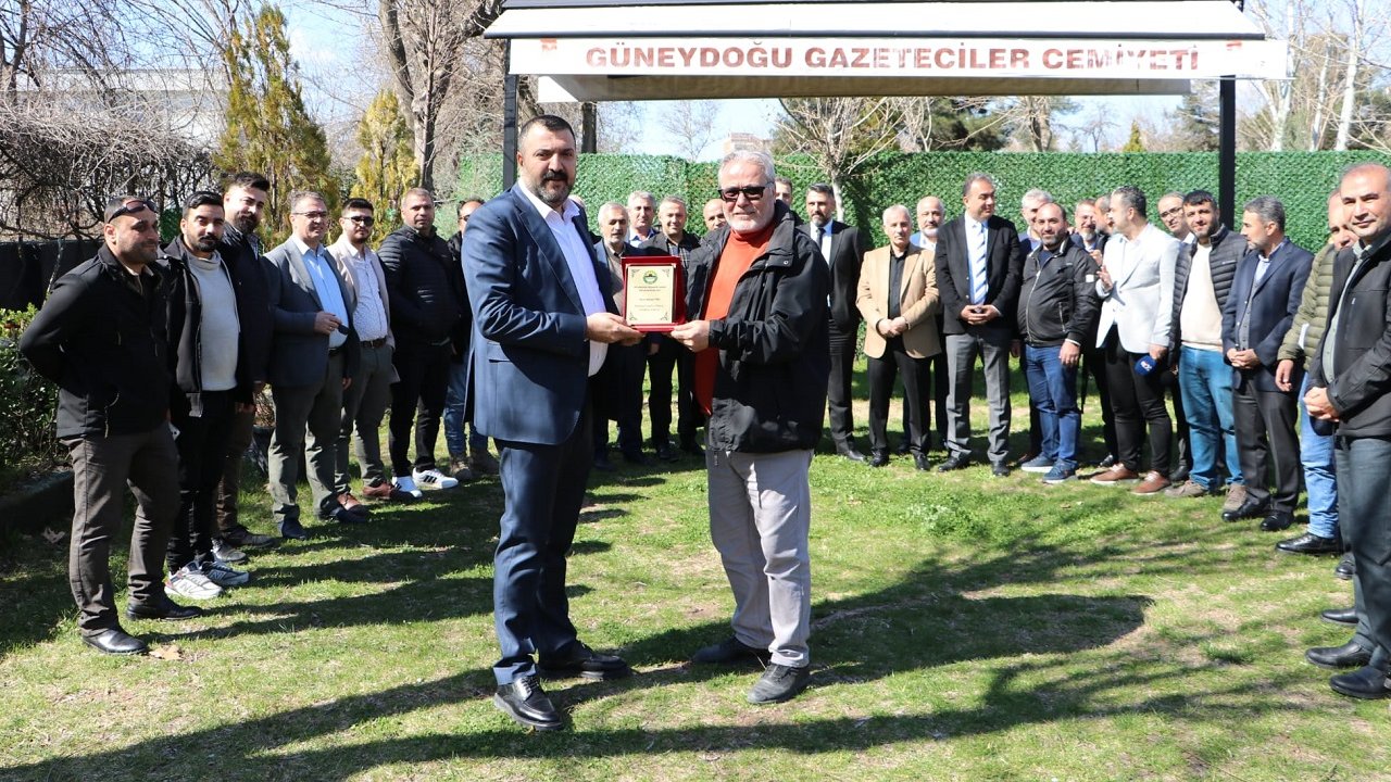 Diyarbakırlı Gazeteci Mehmet Türk’e OSB’den plaket