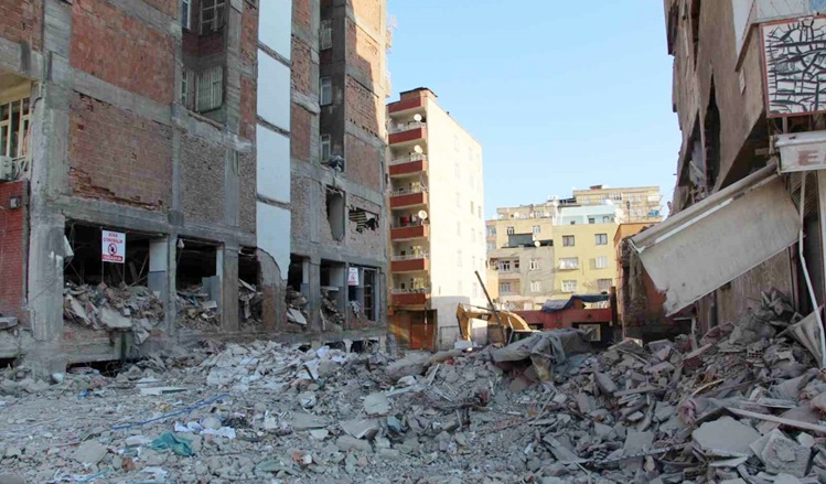 Diyarbakır’da 38 kişiye mezar olan binanın duruşması ertelendi