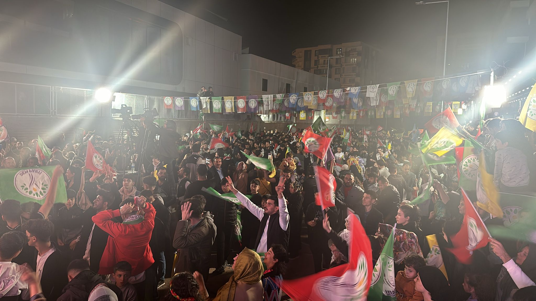 Diyarbakır’da seçim sonrası kutlamalar başladı