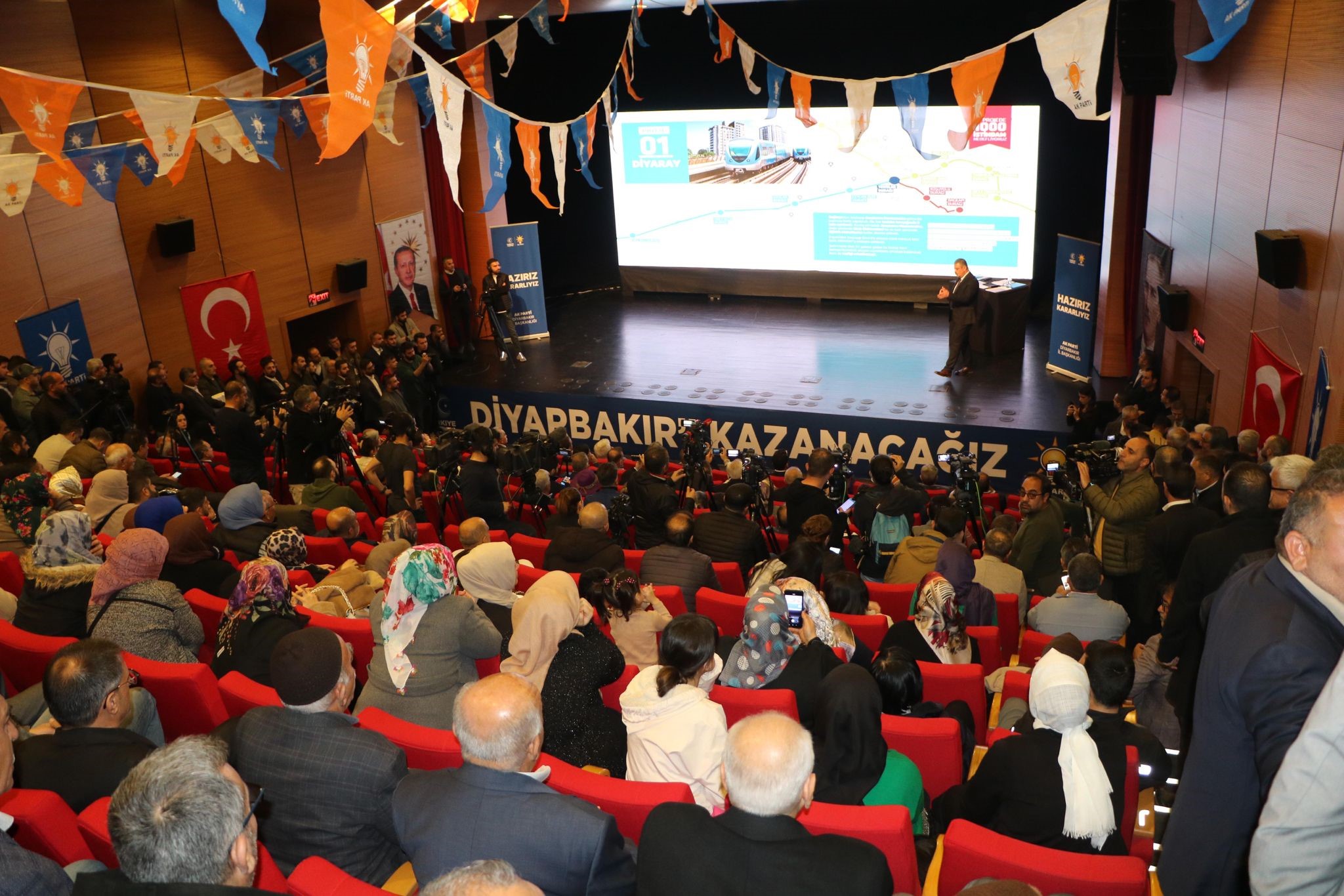 AK Parti Diyarbakır Büyükşehir Başkan adayı Bilden, 26 projesini anlattı