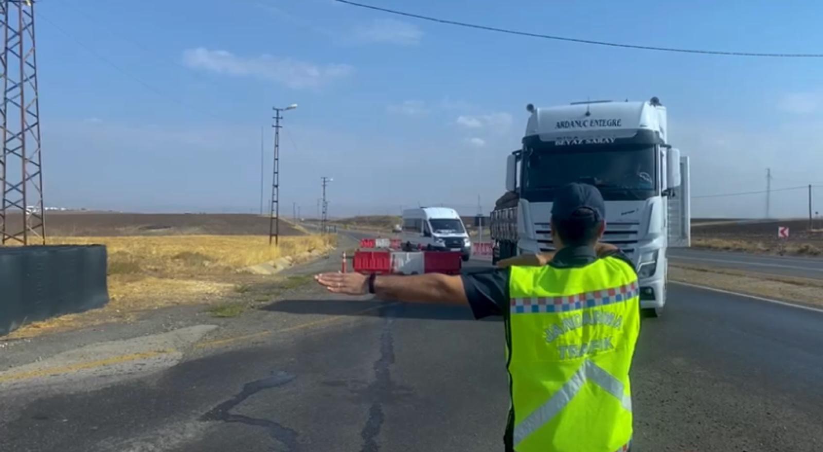 Diyarbakır’da Jandarma trafik timlerinden denetim ve uyarı