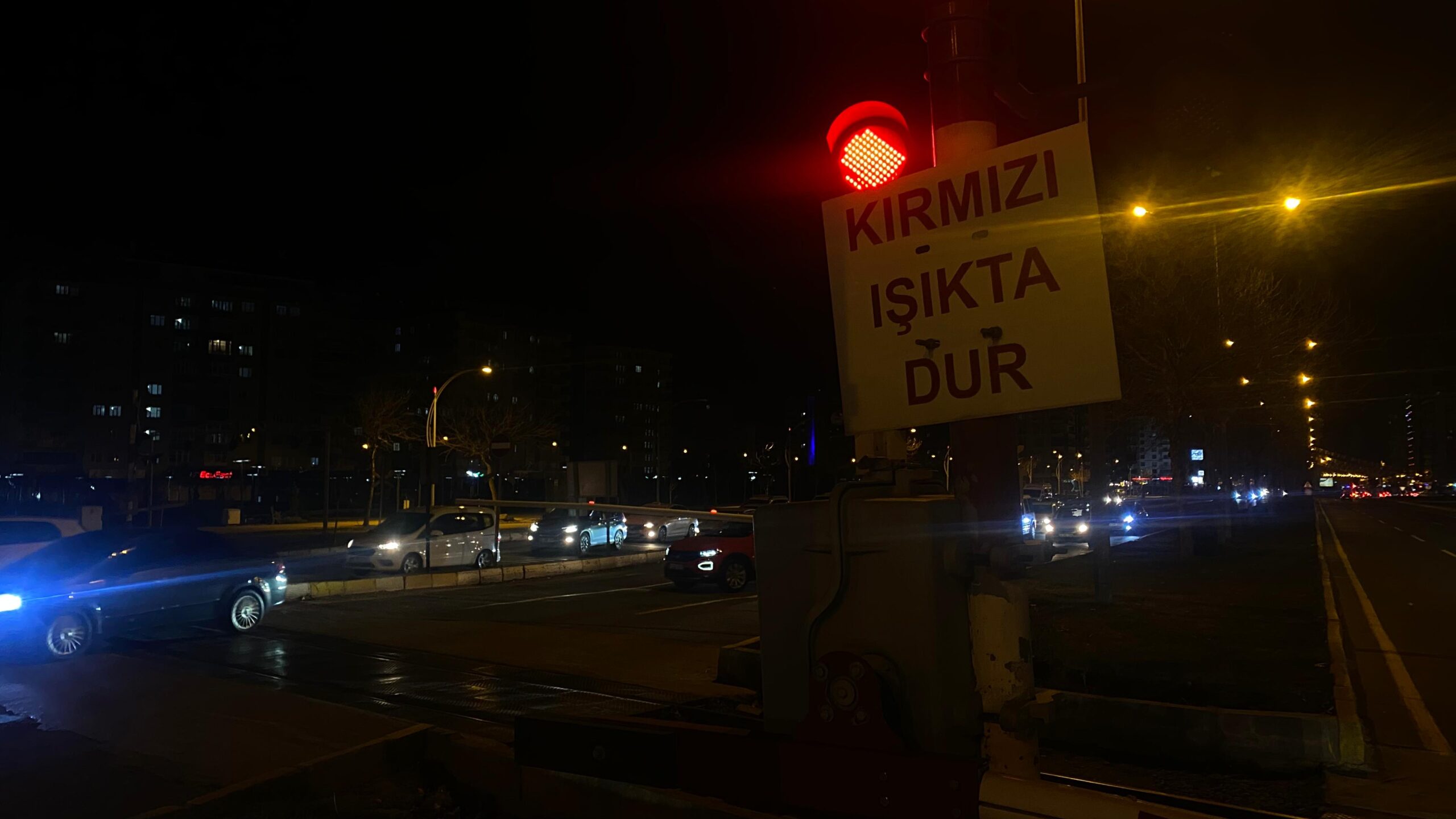 Diyarbakır’da hemzemin geçitte bariyerler bozudu, sürücüler aradan geçti
