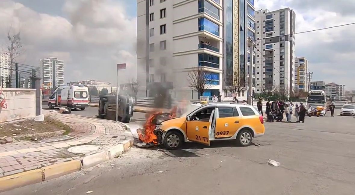 Diyarbakır’da iki araç çarpıştı, taksi alev alev yandı