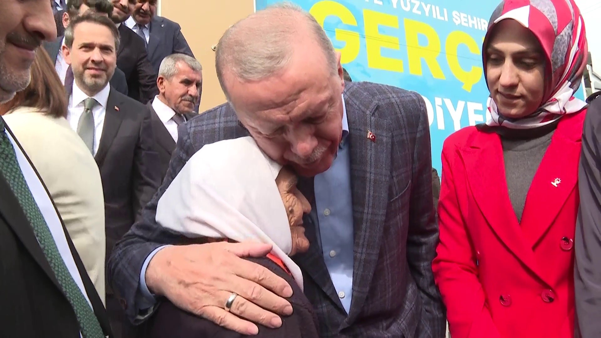 Cumhurbaşkanı Erdoğan, miting sonrası Diyarbakırlı teyze ile sohbet etti