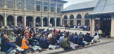 Diyarbakır’da Ramazan’ın İlk Cumasında Camiler Dolup Taştı