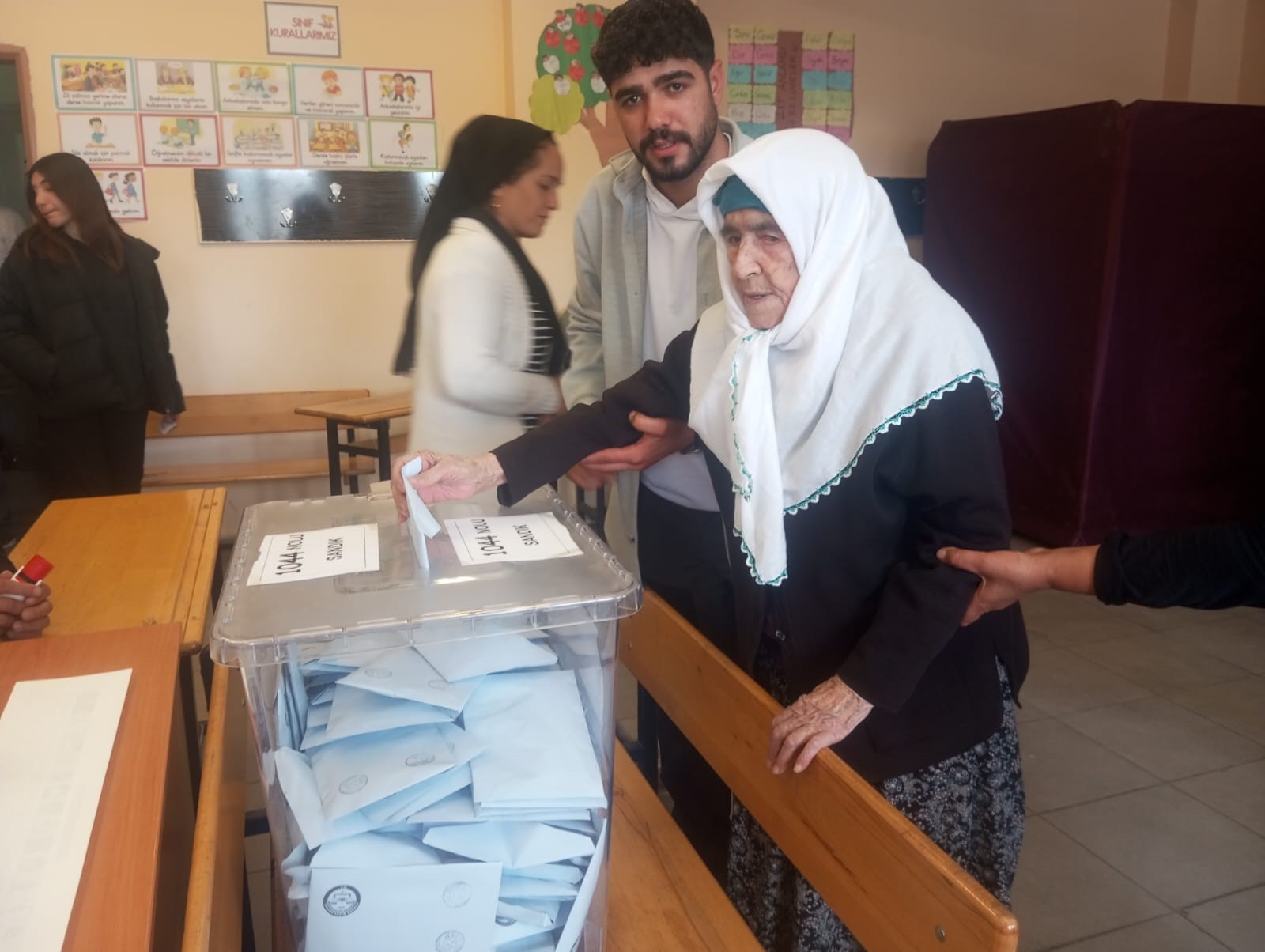 Diyarbakır’da 96 yaşındaki seçmen oyunu kullandı