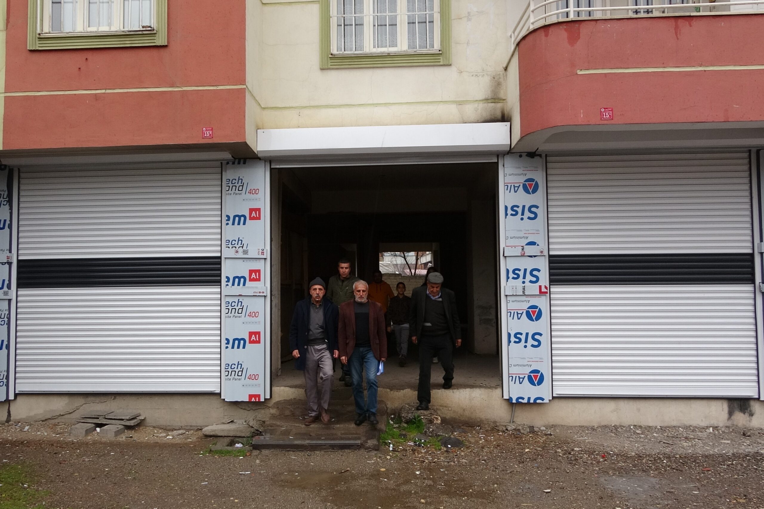 Diyarbakır'da bina girişine yapılan kaçak yapı mağduriyeti sürüyor